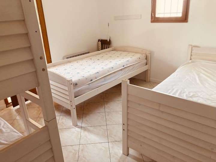 CHAMBRE-TROIS-ORIENTEE-OUEST-4-LITS-90