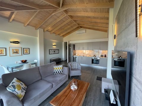 Top Airbnb: Hellenic Escapes: Modern 2-Bedroom with Sea Views in Δήμος Βόρειας Κυνουρίας