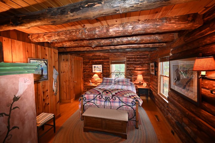 Dormitorio principal (queen) con baño privado.