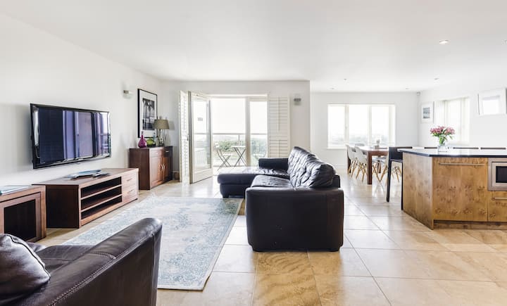 2 Bed Apartment Over Looking Fistral Beach - Newquay