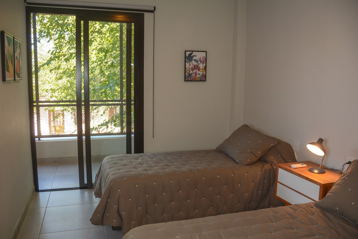 2 ერთადგილიანი საწოლი ყუთის ზამბარით. Მათი შეკრება შესაძლებელია 1 ორადგილიანი საწოლის დასამზადებლად.
Შედის თეთრეული და აბაზანის თეთრეული.
Ფართო კარადა. 
A/C ცივიდან სიცხემდე.
Დახურული აივანი.
ფარდის გორგოლაჭები.