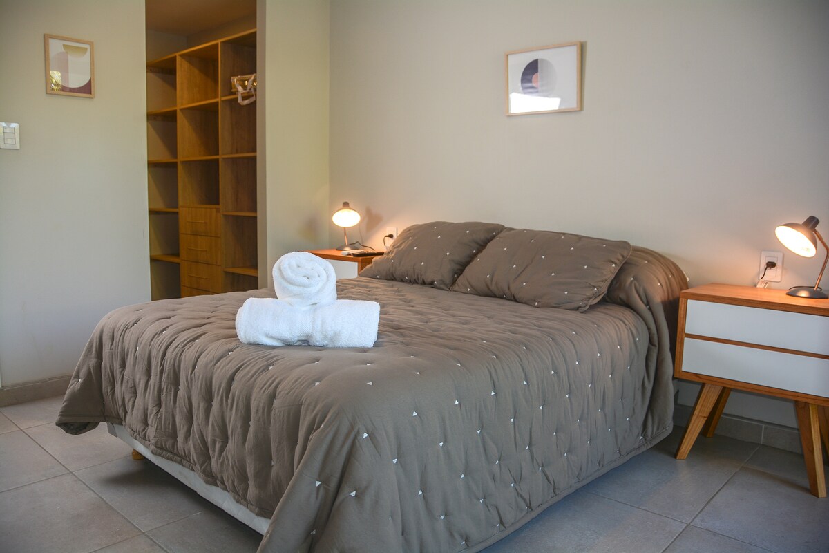 Ოთახი ორადგილიანი საწოლით და ცალკე სააბაზანოთი.
Შედის თეთრეული და აბაზანის თეთრეული.
Ცივი-ცხელი კონდიციონერი.
Სმარტ-ტელევიზორი საკაბელო და Netflix პლატფორმებით, YouTube და ა.შ.
Დიდი საგარდერობო ოთახი.
დახურული აივანი.
Გორგოლაჭებიანი უშუქობის ფარდა.
მისი დამატება ვერ მოხერხდება.