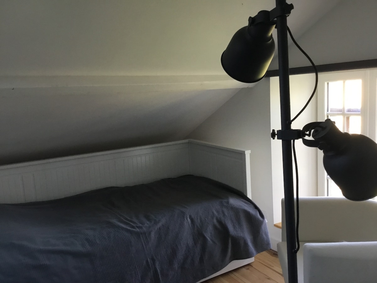 Spavaća soba 1 s drvenim parketom, sastoji se od dva 80 x 200 kreveta. Prozor okrenut prema istoku s pogledom na vrt s veluksom i pogledom na zvijezde