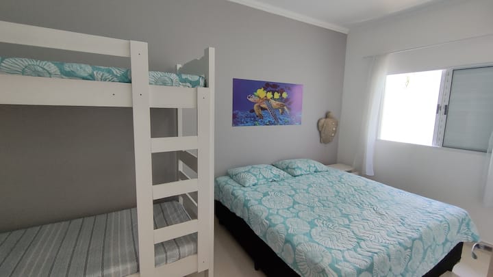 Suítes com 1 cama box de casal, 1 beliche e ar condicionado.