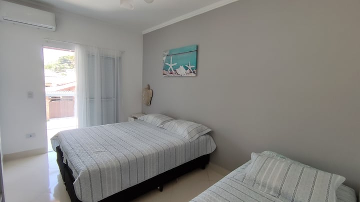 Suíte com 1 cama box de casal, bicama, ar-condicionado e armário.