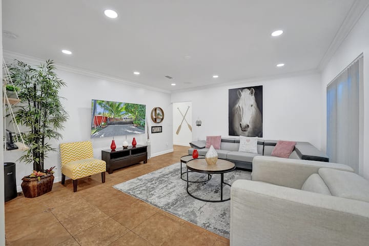 Insta-worthy Tropical 4br House 1/2 Mile To Beach - Dania Beach, FL