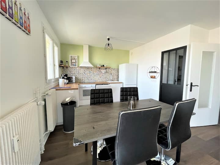 Spacious & Bright Apartment with Balcony Apartments for Rent in Reims
