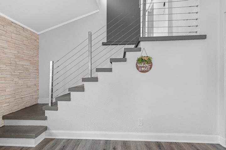 Schody vedúce do apartmánu so spálňou s manželskou posteľou King. 