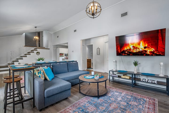 Obývacia izba a jedáleň. Sedenie pre 14 osôb pri večeri s 60-palcovým 4k televízorom. Pozrite sa zblízka a nájdite stolové hry prezlečené ako knihy.  