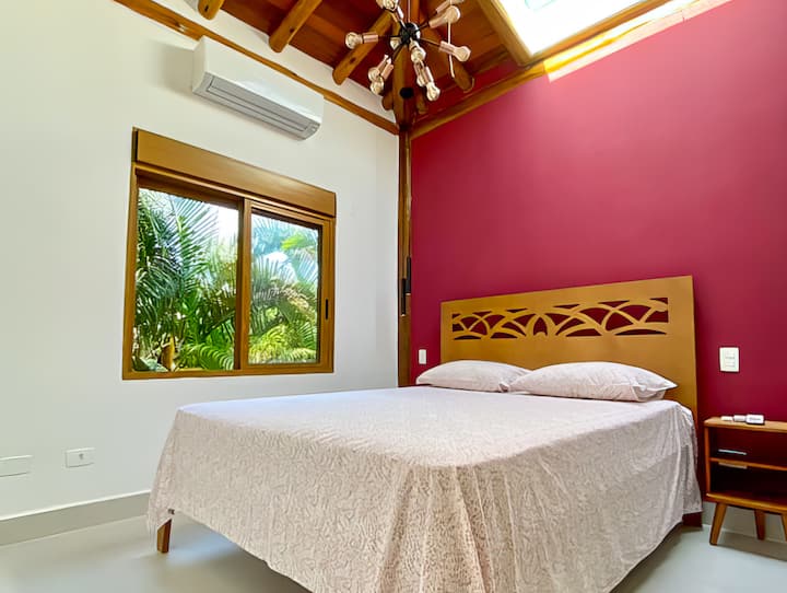 Apartmán s hviezdičkou na poschodí má manželskú posteľ a v pohodlí a súkromí izby môžete doslova spať s hviezdami. Okenné žalúzie a strešné okno sa spúšťajú diaľkovým ovládaním. Má tiež klimatizáciu.