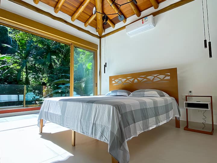 Toucan suite, მეფე ზომის საწოლი, nightstand ერთად ინდუქციური დამტენი და USB, ელექტრო უშუქობის ჟალუზები, და ისევე, როგორც სხვა გარემოში მას აქვს კონდიცირება