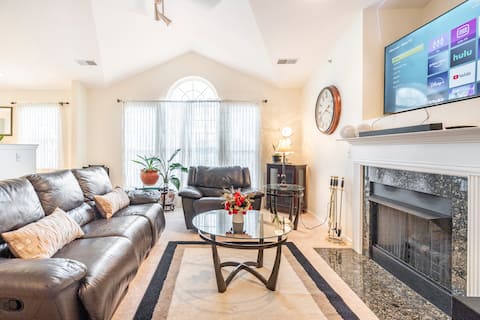 Northern Comfort- Lovely 2-bedroom condo.