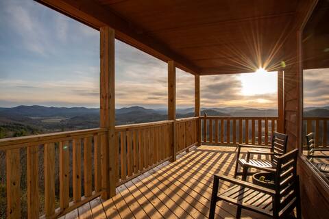 YonderCabin ~ luxurious Views and pet friendly