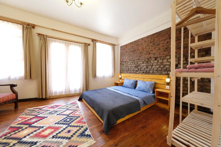 ★ 4 Bedroom Triplex Character House With Terrace ★ gallery image 2