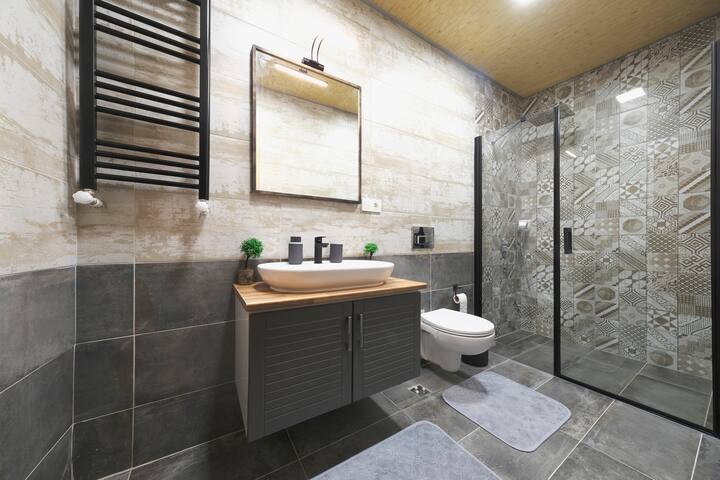 ★ 4 Bedroom Triplex Character House With Terrace ★ gallery image 4