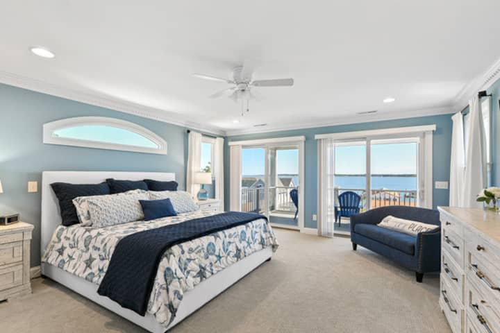 Three stories on waterfront; 20 min from beaches!