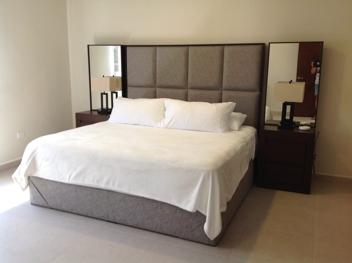 加大双人床、衣柜和工作空间的卧室