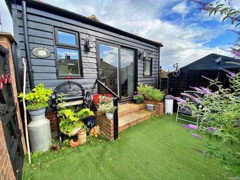 Top Airbnb: Tinker's Barn in Milton Keynes