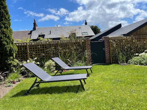 Le Duplex du 10Honfleur, garden & parking.