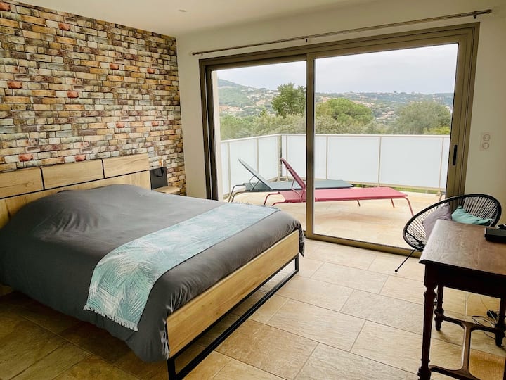 Klimatizirani glavni apartman s 160 kreveta, garderobom, TV-om i kupaonicom