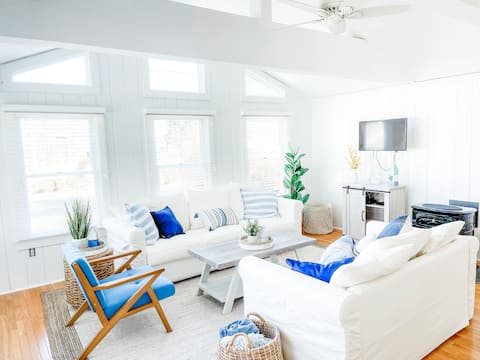 Sunny Beach Cottage / Sleeps 7 + Walk to the beach