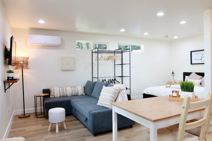 "Secluded Studio: Unwind In Cul-de-sac Gem" - Los Angeles, CA