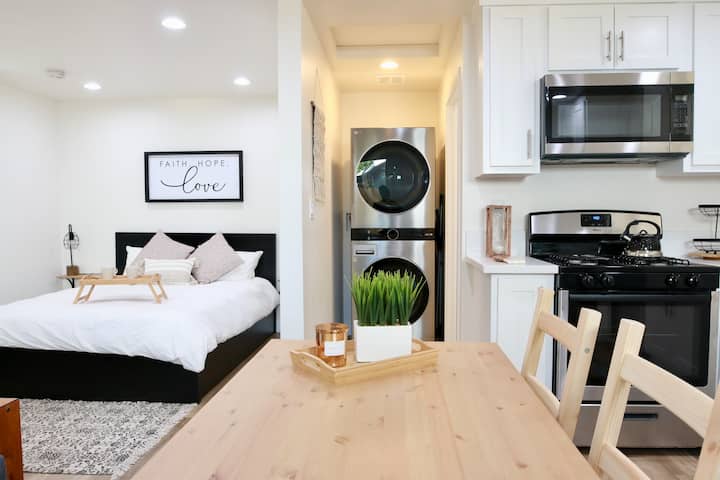"Secluded Studio: Unwind In Cul-de-sac Gem" - Los Angeles, CA