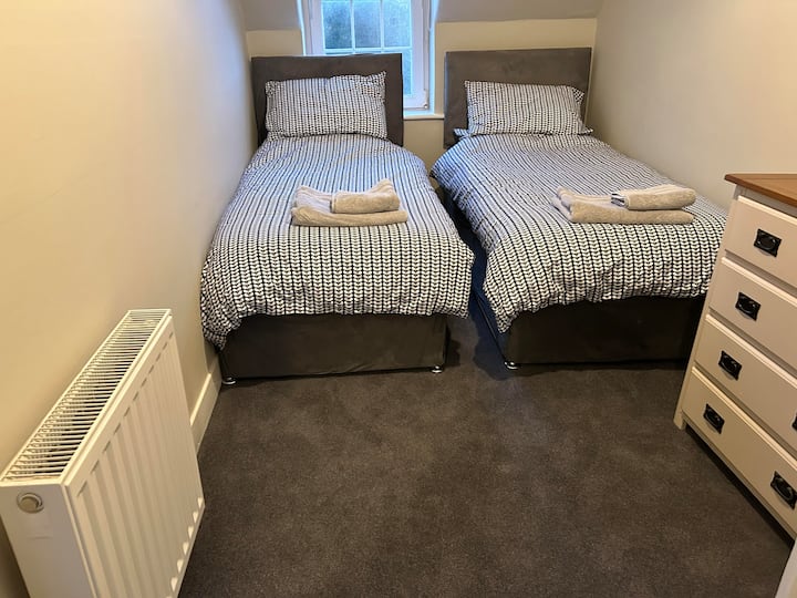 غرفة نوم مزدوجة في أتيك بورتباتريك. صندوق كبير من الأدراج وصبي طويل القامة.