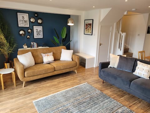 Top performing Airbnb: Cotswolds Getaway 'Rainbow Lodge' Isis Lake views in South Cerney