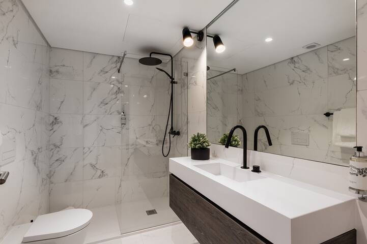 CityLux 2 Bed FastNet AirCon gallery image 5