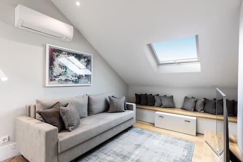 Top Airbnb: CityLux Duplex - 2BD 2BA Central · Fast WiFi + AC em Lisboa