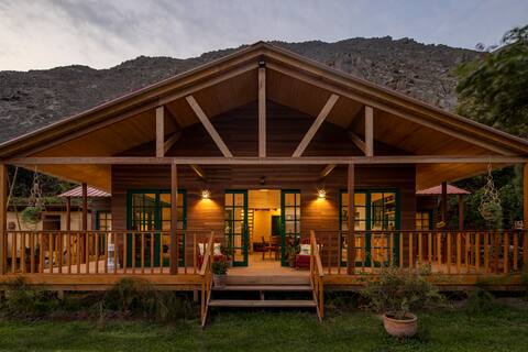 Casa Sacuara en Calango in front of the river