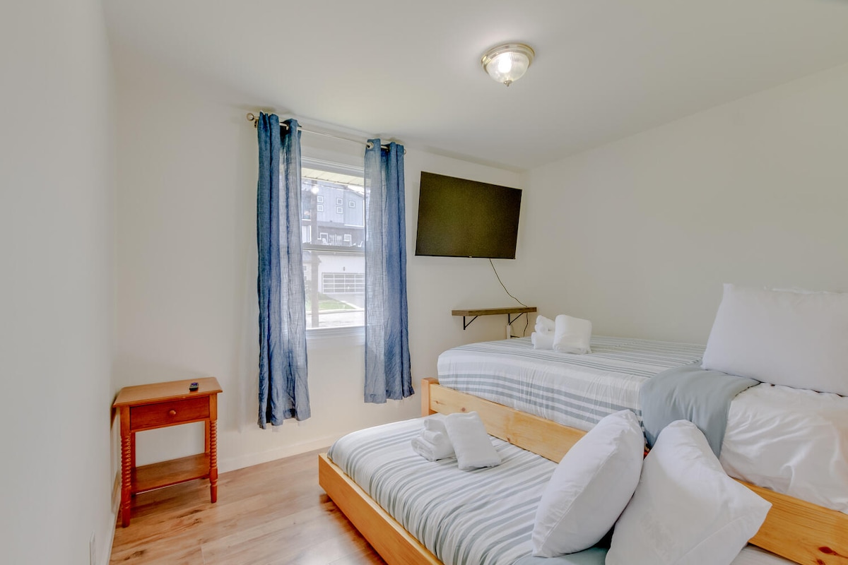 ¡Mira la televisión en esta adorable habitación que tiene una cama nido! 