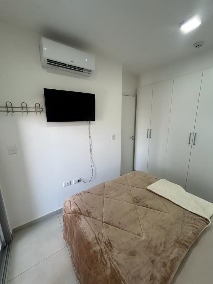 เครื่องปรับอากาศและทีวีในพื้นที่ทั้งสองด้าน