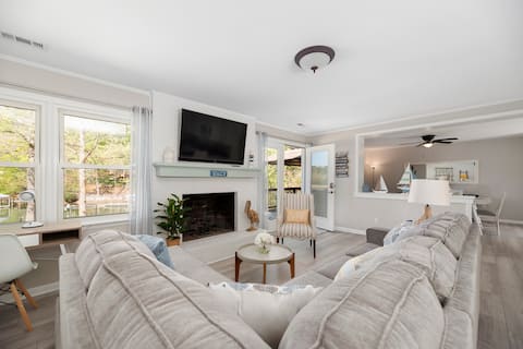 Popular Airbnb listing: Lakefront Retreat w/ Private dock, Firepit, SUP! in Lake Norman Of Iredell