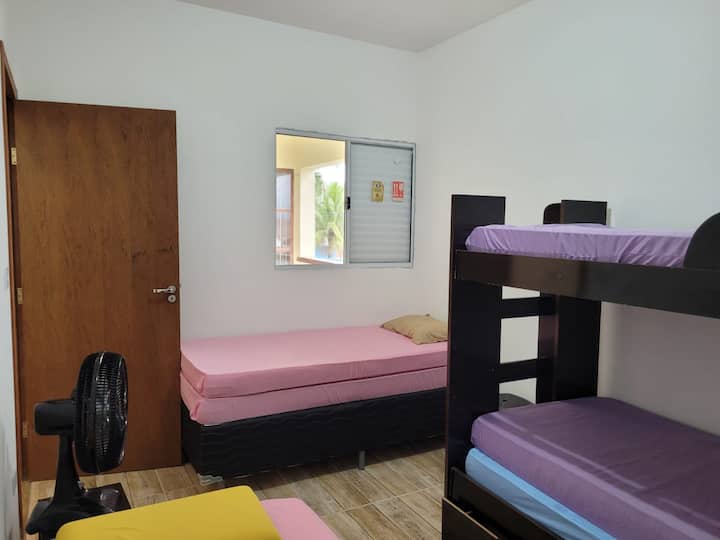 غرفة النوم الثانية (1 سرير بطابقين، 2 سرير فردي و 1 مرتبة إضافية)