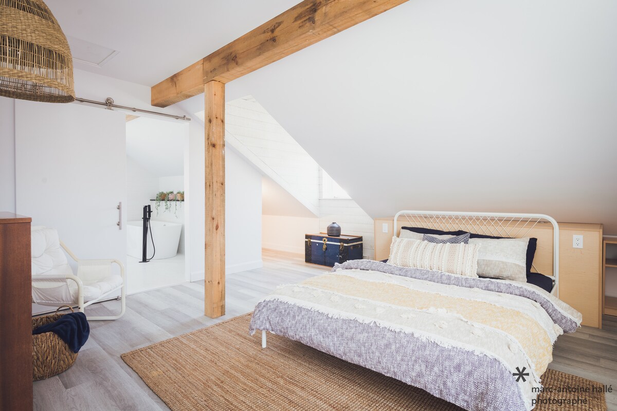 Hlavná spálňa, manželská posteľ s vlastnou kúpeľňou. Na poschodí. 