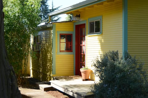 Cedars Cottage on 5th Ave, Close to Downtown