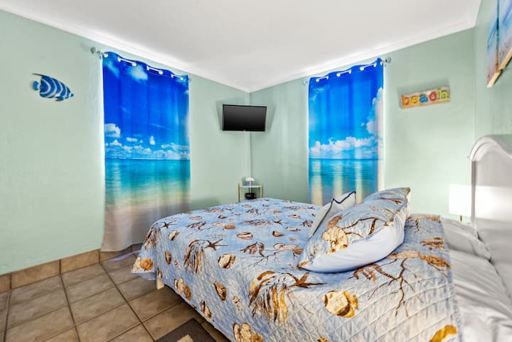 Sleep like a baby on a hotel quality queen mattress with comfortable crisp linens. Enjoy a restful repose each night you sleep while dreaming of your day at the beach.
