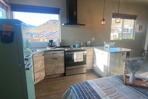 Successful Airbnb property: Private Casita w Kitchen, Pet-friendly! in Hurricane