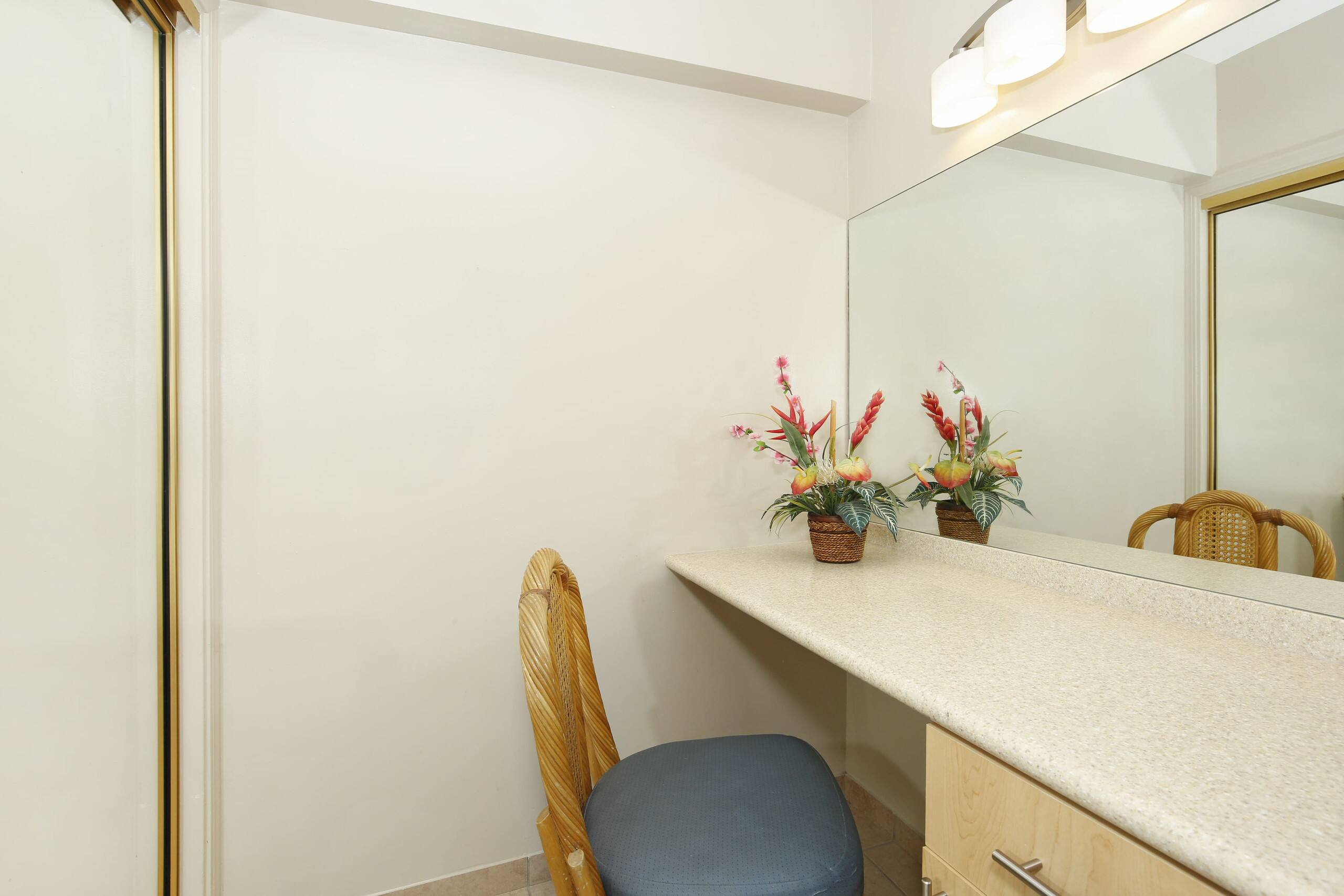 Condo in Honolulu · ★4.67 · 1 bedroom · 2 beds · 1 private bath - Image 17