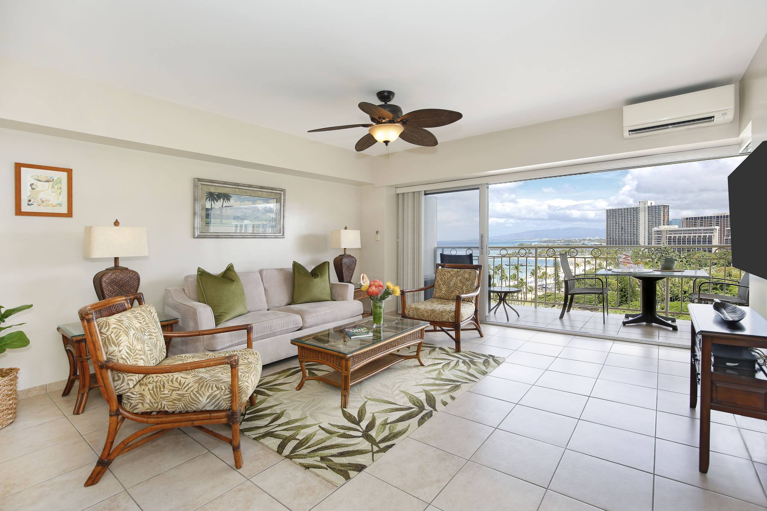 Condo in Honolulu · ★4.67 · 1 bedroom · 2 beds · 1 private bath - Image 4