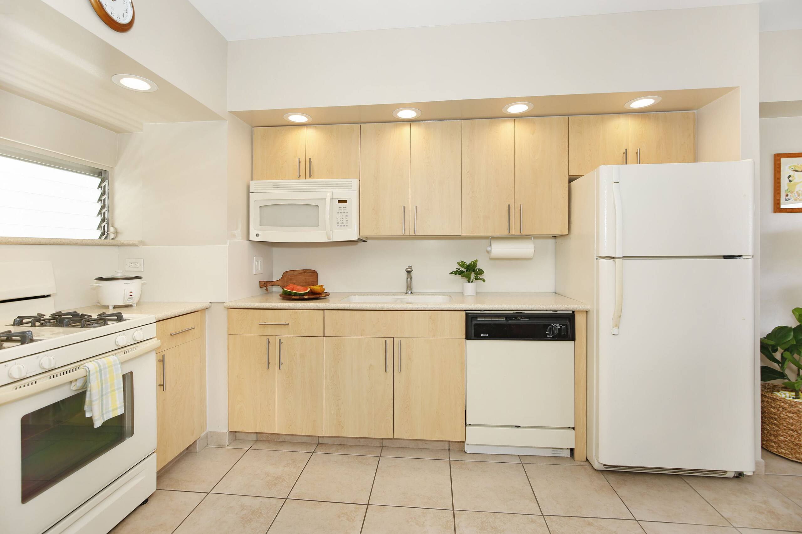 Condo in Honolulu · ★4.67 · 1 bedroom · 2 beds · 1 private bath - Image 7