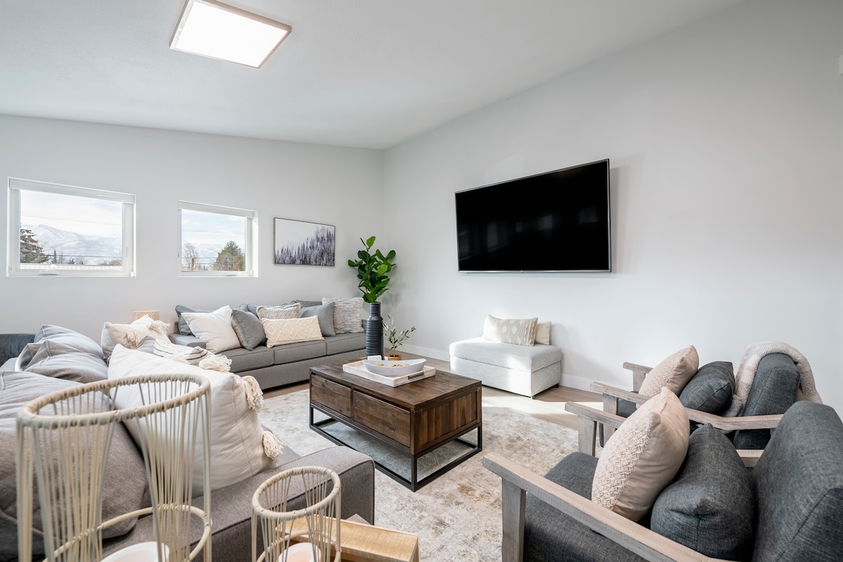 Масивна дневна соба. Удобно и совршено место за дружење со вашите луѓе за филмска вечер. Две каучи на извлекување и многу дополнителни опции за седење и спиење. И паметниот телевизор е голем хит! *Испратете ми порака за забавен пакет за филмска вечер!*