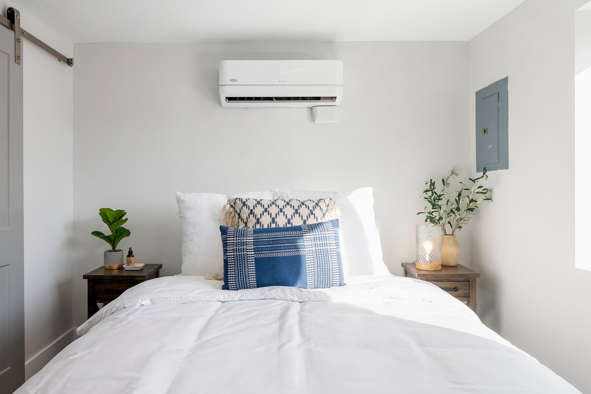 Слатка, новоизградена спална соба со лизгачки врати на шталата до плакарот. Обезбедени се наметки, магла од перници и чоколадо!