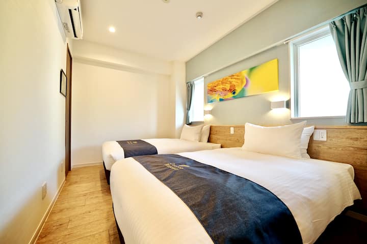 Chumba cha kulala kilichogawanywa kina vitanda 2 viwili (upana wa sentimita 120 na urefu wa sentimita 200).Tunakukaribisha kwa starehe ya kisasa na mazingira ya kupumzika.