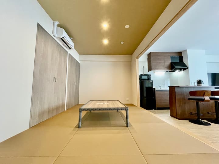 Chumba hiki cha mtindo wa Kijapani ni sehemu rahisi lakini yenye joto.