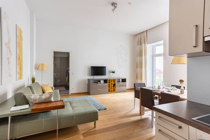 ספת רולף בנץ, רצפת עץ טבעית משומנת, חדרים גבוהים ופנים מודרני