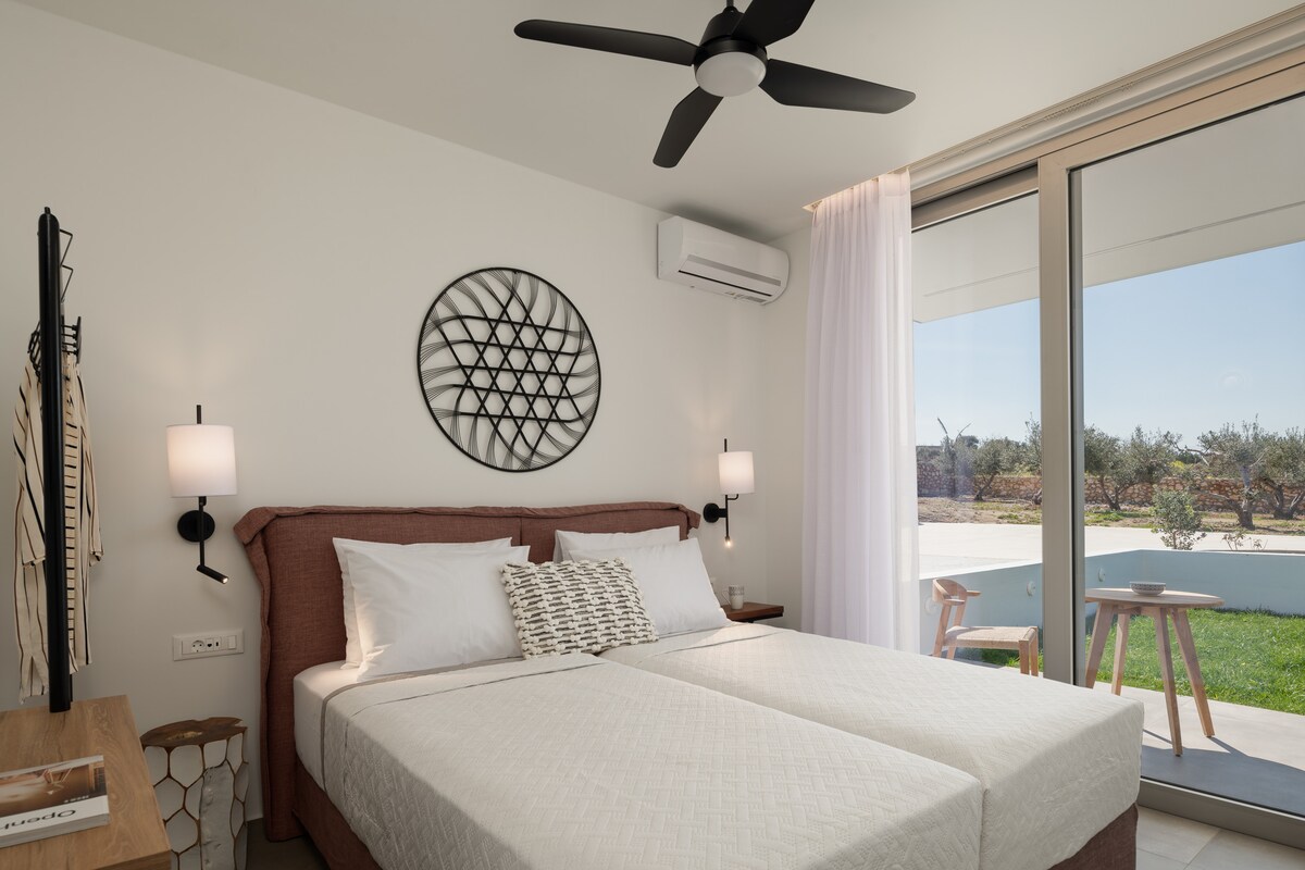 غرفة نوم مزدوجة ، يمكن أيضًا أن تشكل الأسرّة سريرًا بمقاس كبير. 