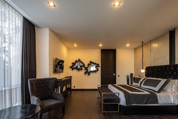 Útulná a sofistikovaná spálňa s luxusnou posteľnou bielizňou a starostlivo vybraným esteticky príjemným nábytkom, ktorý vytvára atmosféru pohodlia a elegancie.